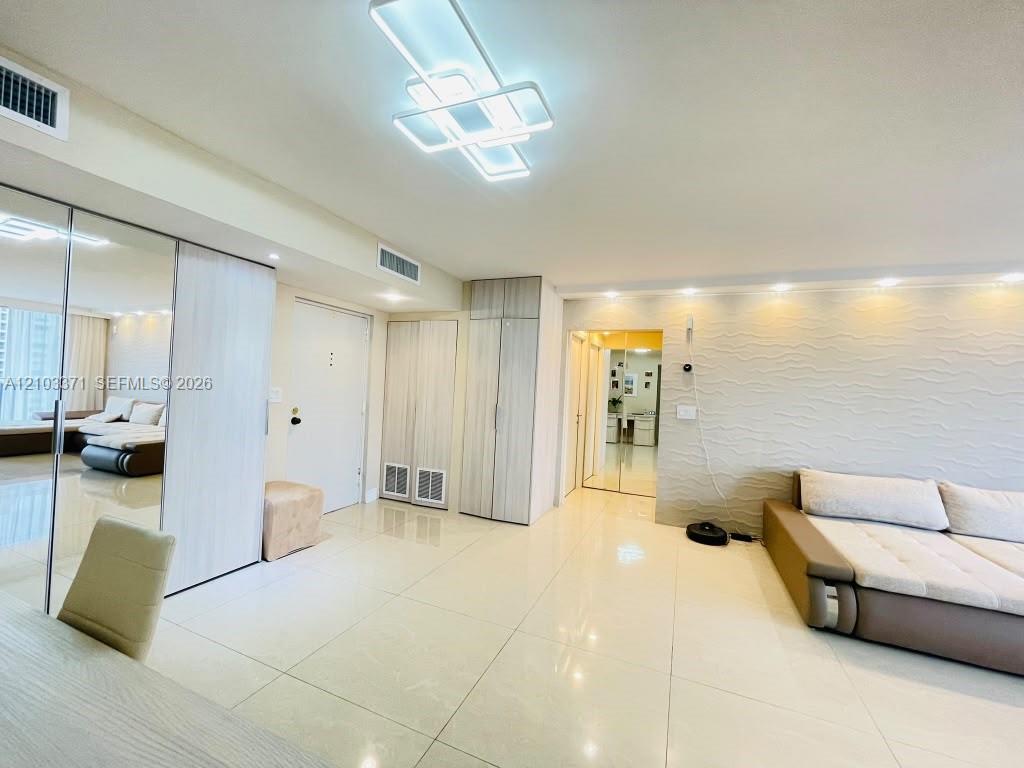 1118 2 / 2 1240 sq. ft. $ 2026-10-08 0 Photo