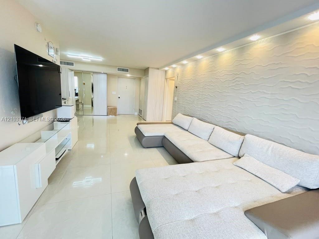 1118 2 / 2 1240 sq. ft. $ 2026-10-08 0 Photo