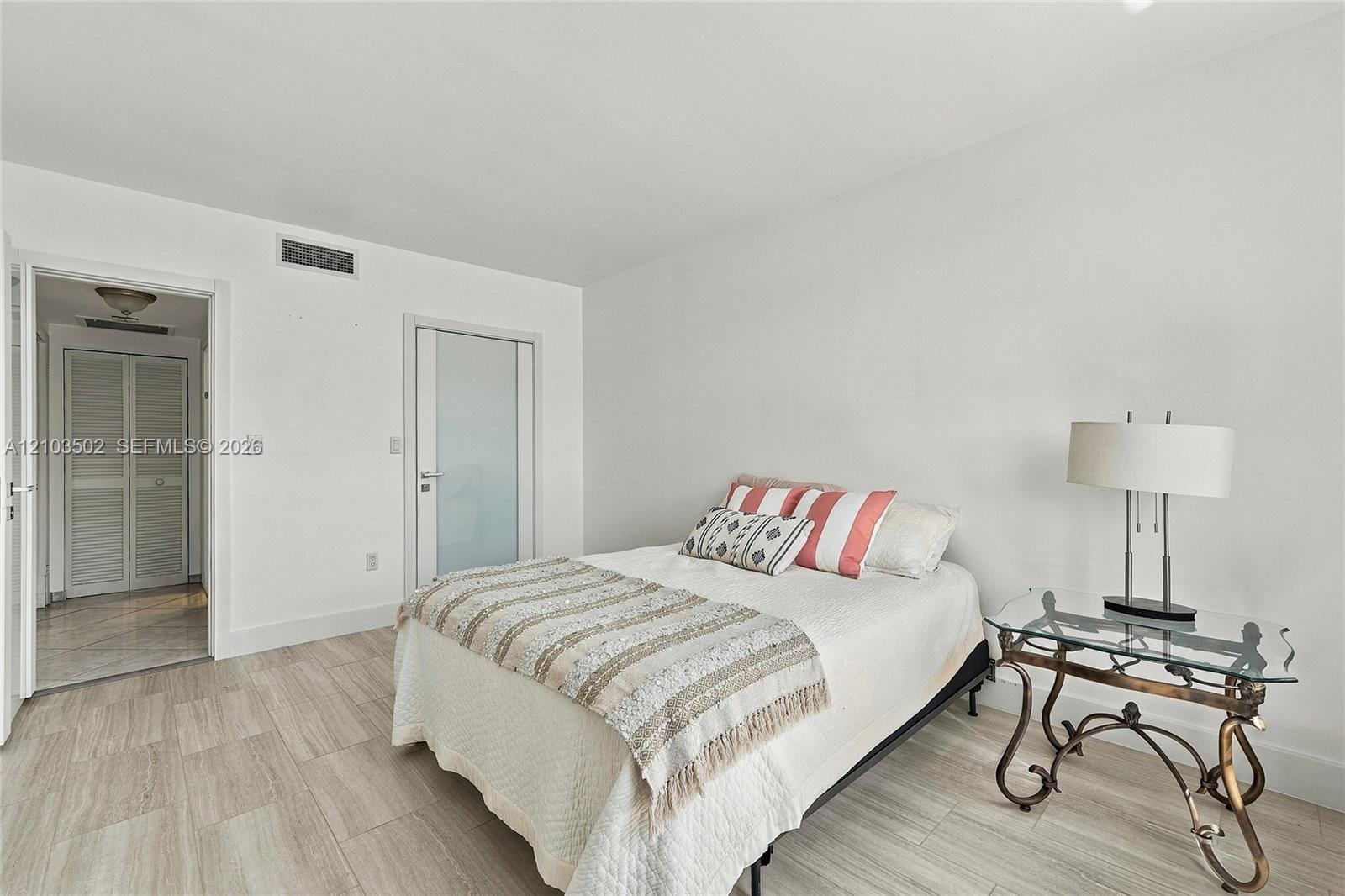 See details 19A 1 / 2 870 sq. ft. $ 2026-10-08 0 Photo
