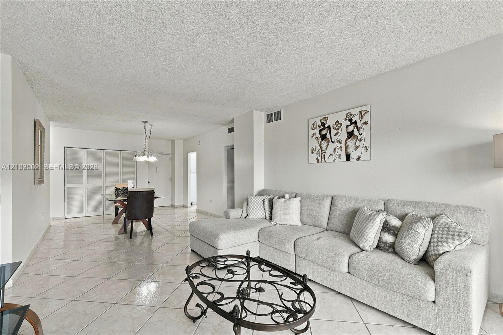 See details 19A 1 / 2 870 sq. ft. $ 2026-10-08 0 Photo