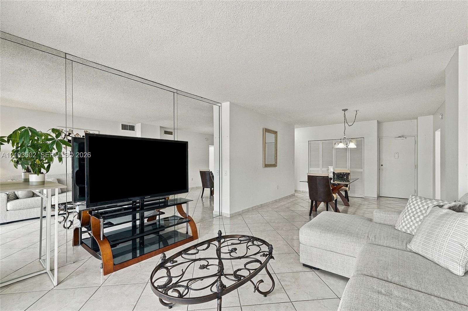 See details 19A 1 / 2 870 sq. ft. $ 2026-10-08 0 Photo