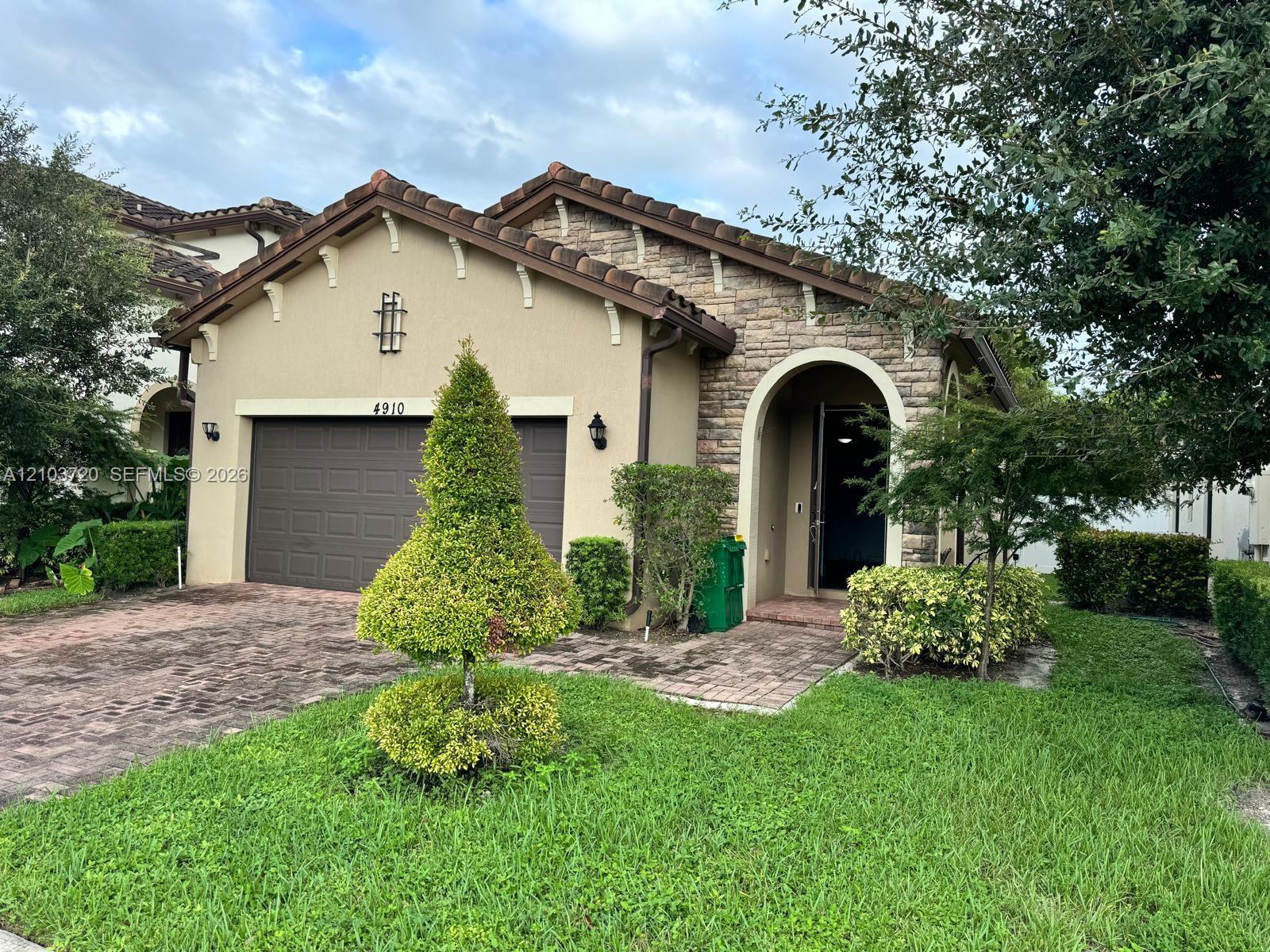 Ver detalles 4910 3 / 2 1616 sq. ft. $ 2026-10-09 0 foto