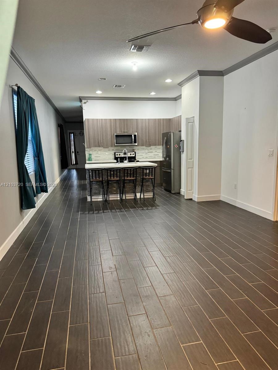 Ver detalles 4910 3 / 2 1616 sq. ft. $ 2026-10-09 0 foto