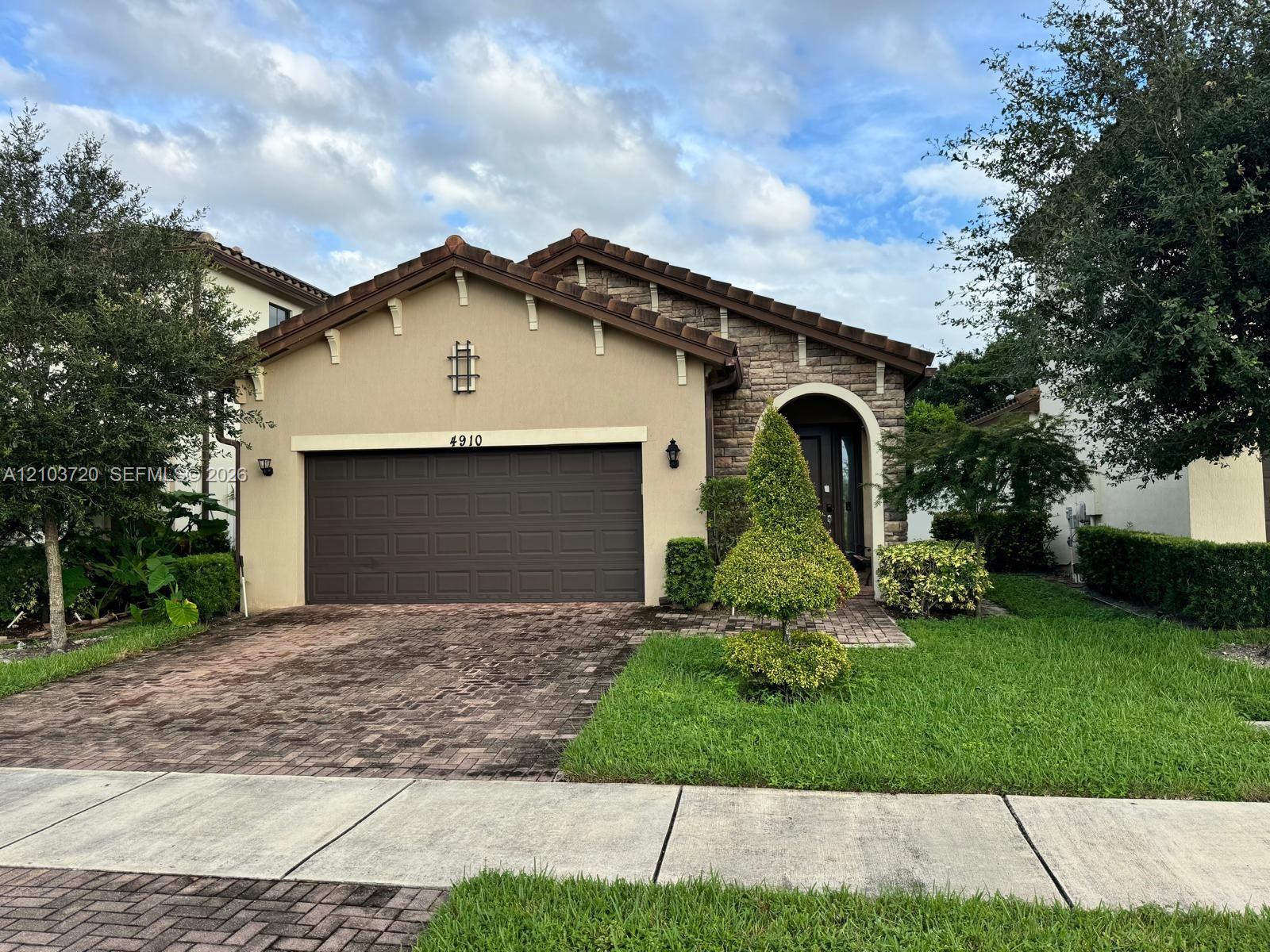 Ver detalles 4910 3 / 2 1616 sq. ft. $ 2026-10-09 0 foto