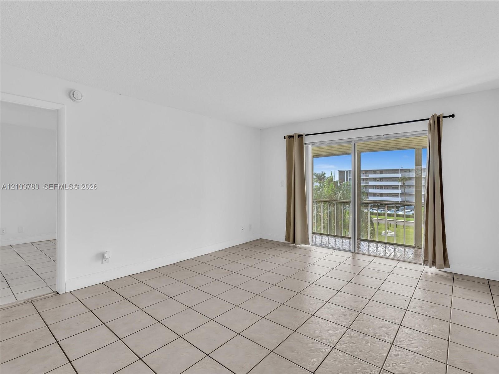 405 1 / 2 775 sq. ft. $ 2026-10-09 0 foto