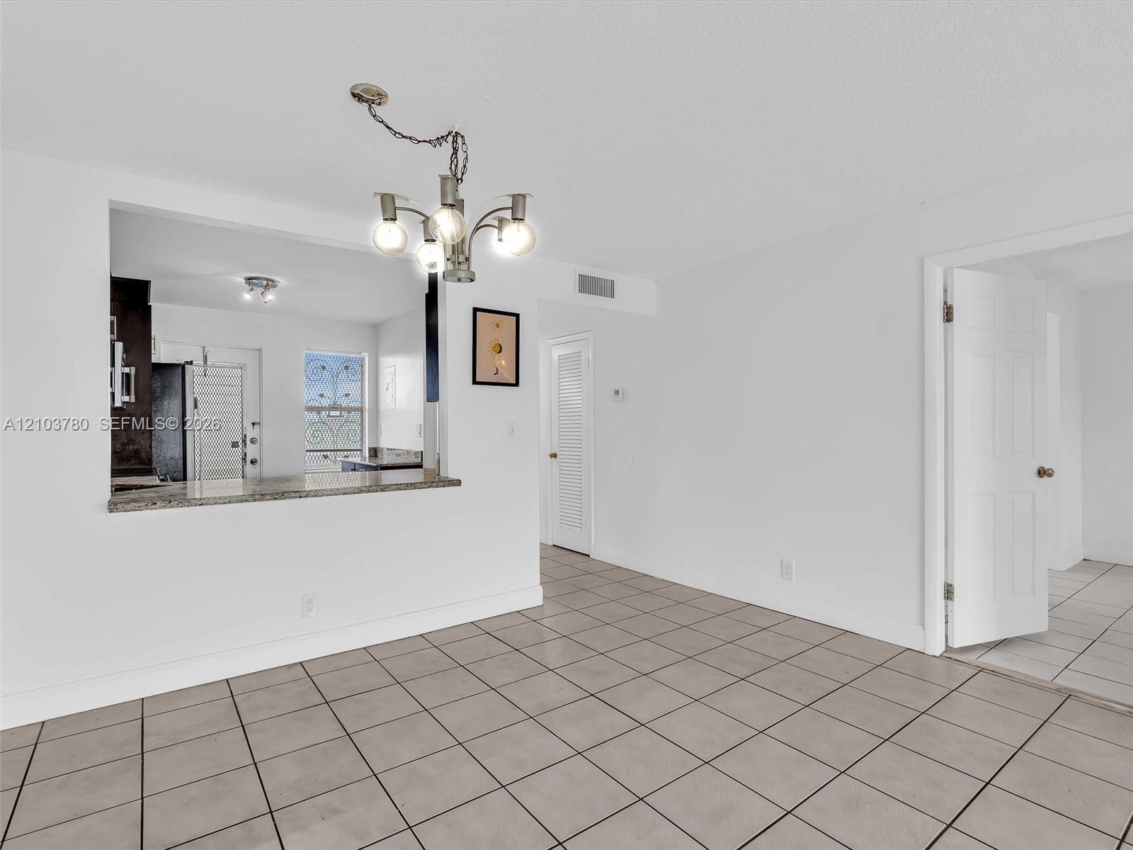 405 1 / 2 775 sq. ft. $ 2026-10-09 0 foto