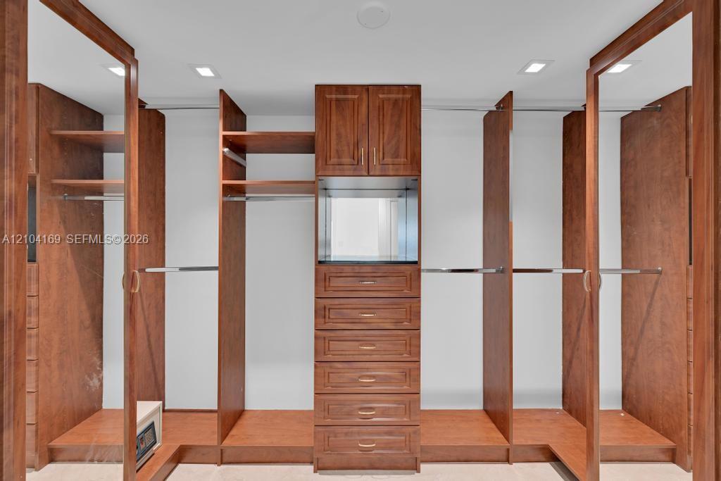 LP4204 3 / 4 2078 sq. ft. $ 2026-10-09 0 foto
