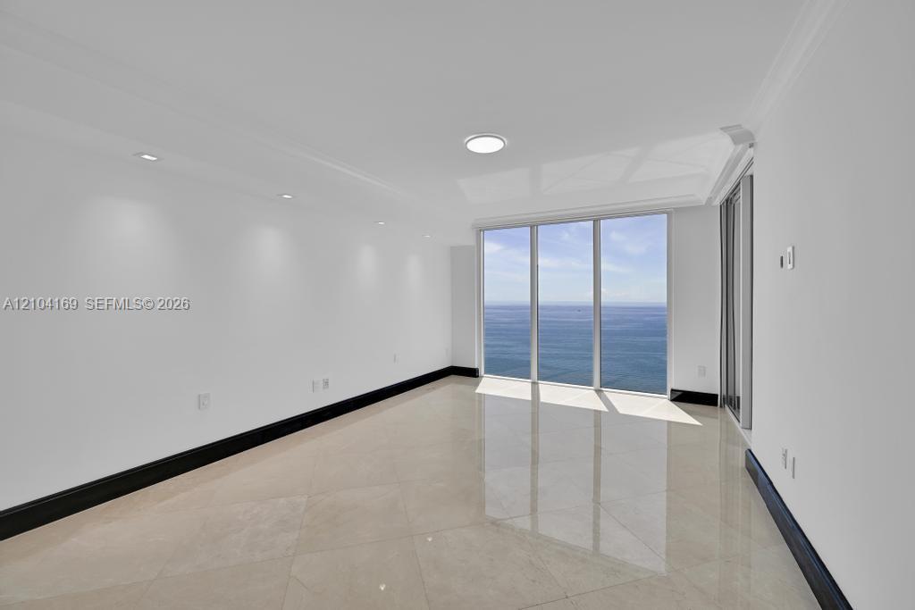LP4204 3 / 4 2078 sq. ft. $ 2026-10-09 0 foto