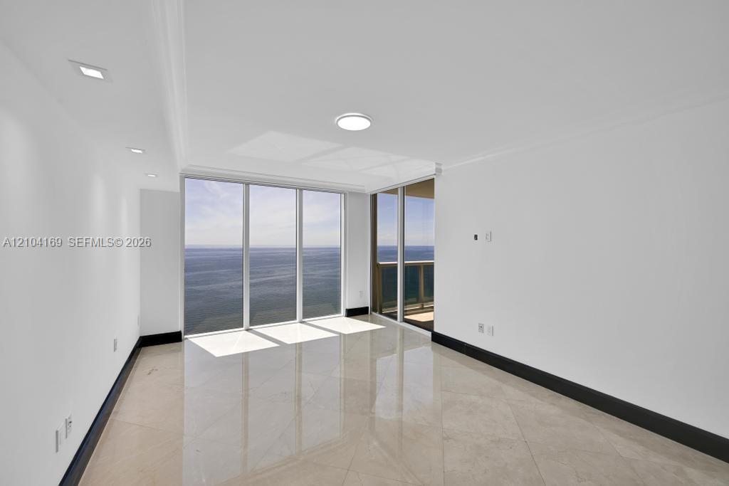 LP4204 3 / 4 2078 sq. ft. $ 2026-10-09 0 foto