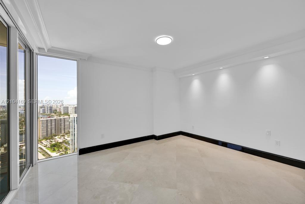 LP4204 3 / 4 2078 sq. ft. $ 2026-10-09 0 foto