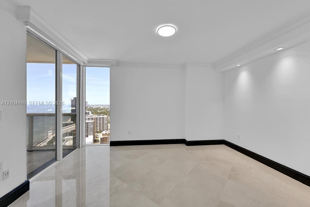 LP4204 3 / 4 2078 sq. ft. $ 2026-10-09 0 foto