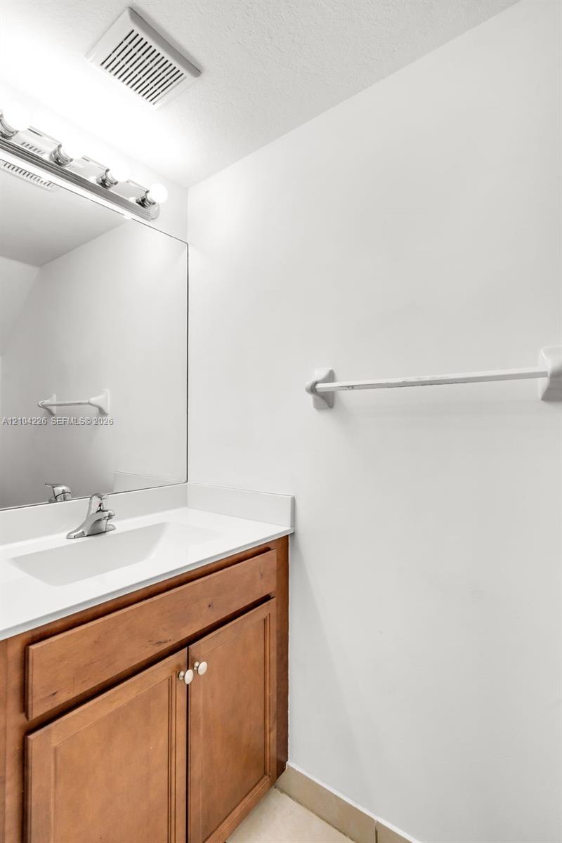 Ver detalles 11555 2 / 3 1422 sq. ft. $ 2026-10-09 0 foto