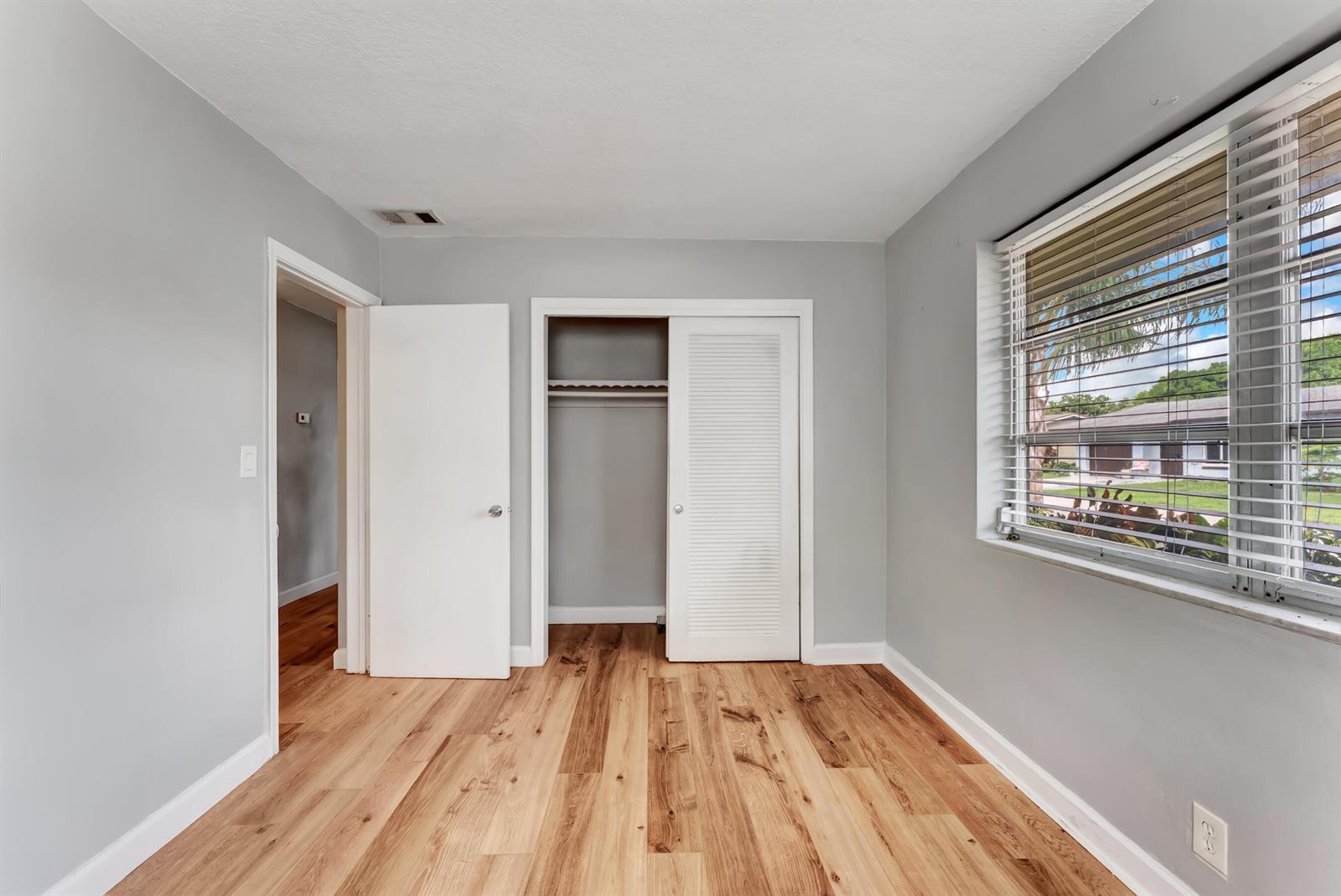 See details 4938 2 / 1 1007 sq. ft. $ 2026-10-12 0 Photo