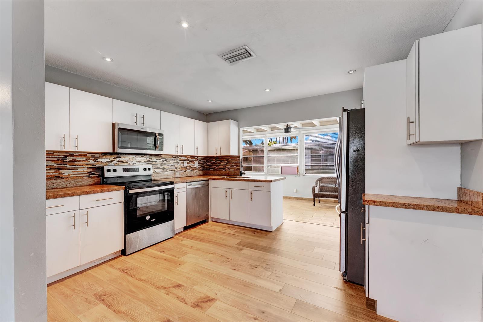 See details 4938 2 / 1 1007 sq. ft. $ 2026-10-12 0 Photo