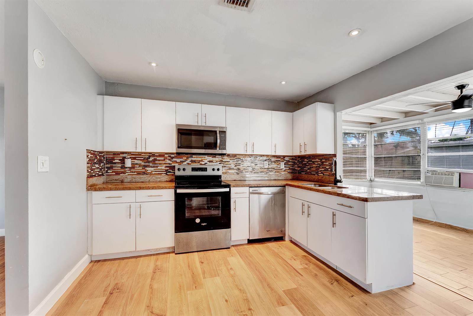 See details 4938 2 / 1 1007 sq. ft. $ 2026-10-12 0 Photo