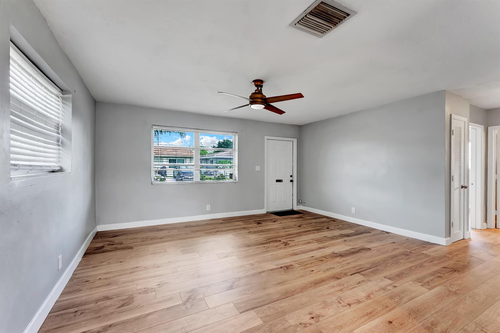 See details 4938 2 / 1 1007 sq. ft. $ 2026-10-12 0 Photo