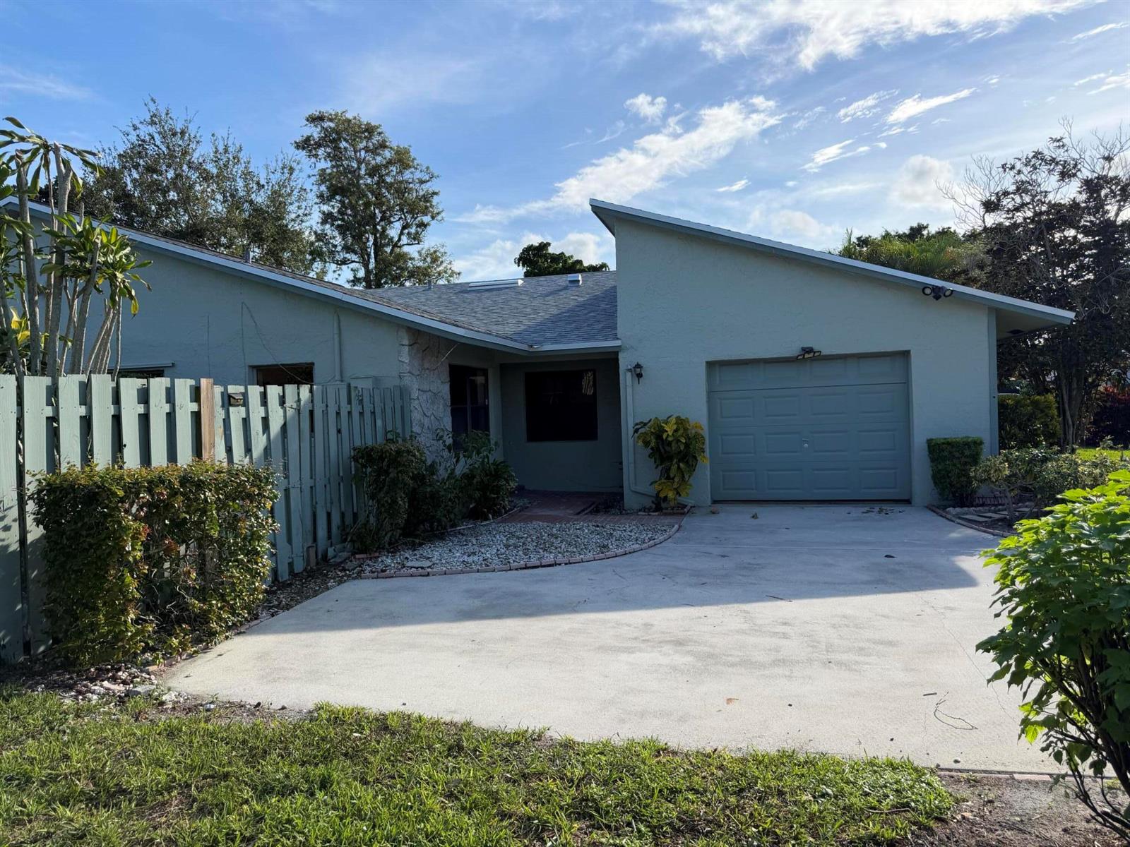  2 / 2 1180 sq. ft. $ 2026-10-13 0 foto