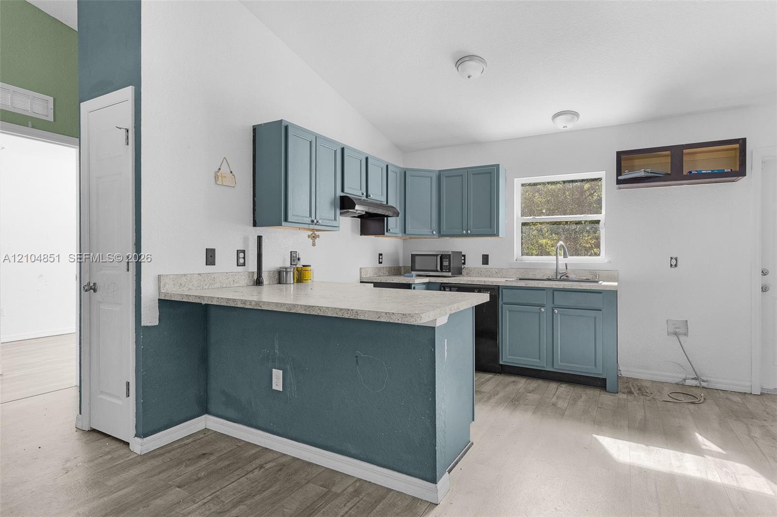 41 3 / 2  sq. ft. $ 2026-10-12 0 foto