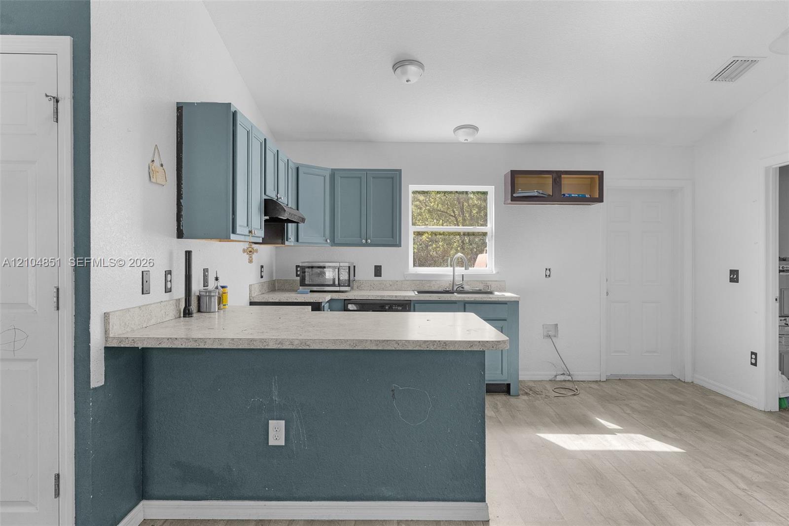 41 3 / 2  sq. ft. $ 2026-10-12 0 foto