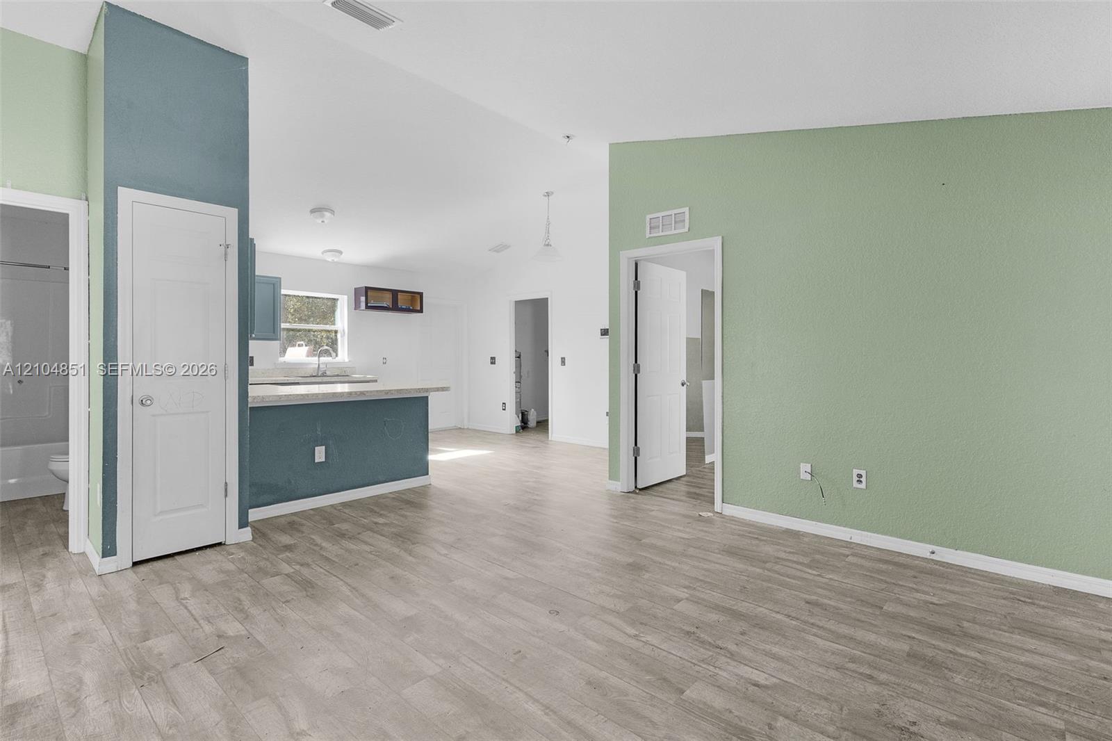 41 3 / 2  sq. ft. $ 2026-10-12 0 foto
