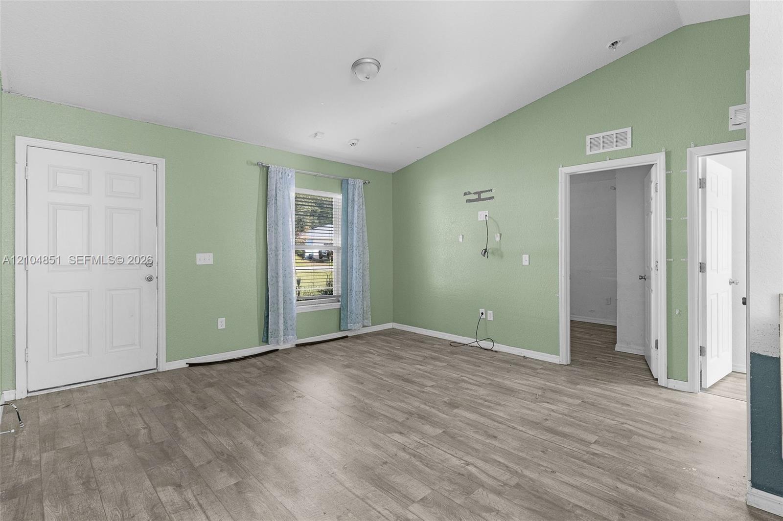 41 3 / 2  sq. ft. $ 2026-10-12 0 foto