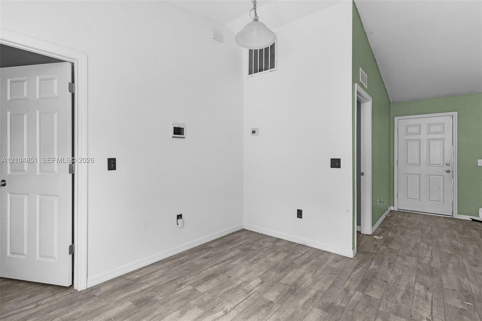 41 3 / 2  sq. ft. $ 2026-10-12 0 foto