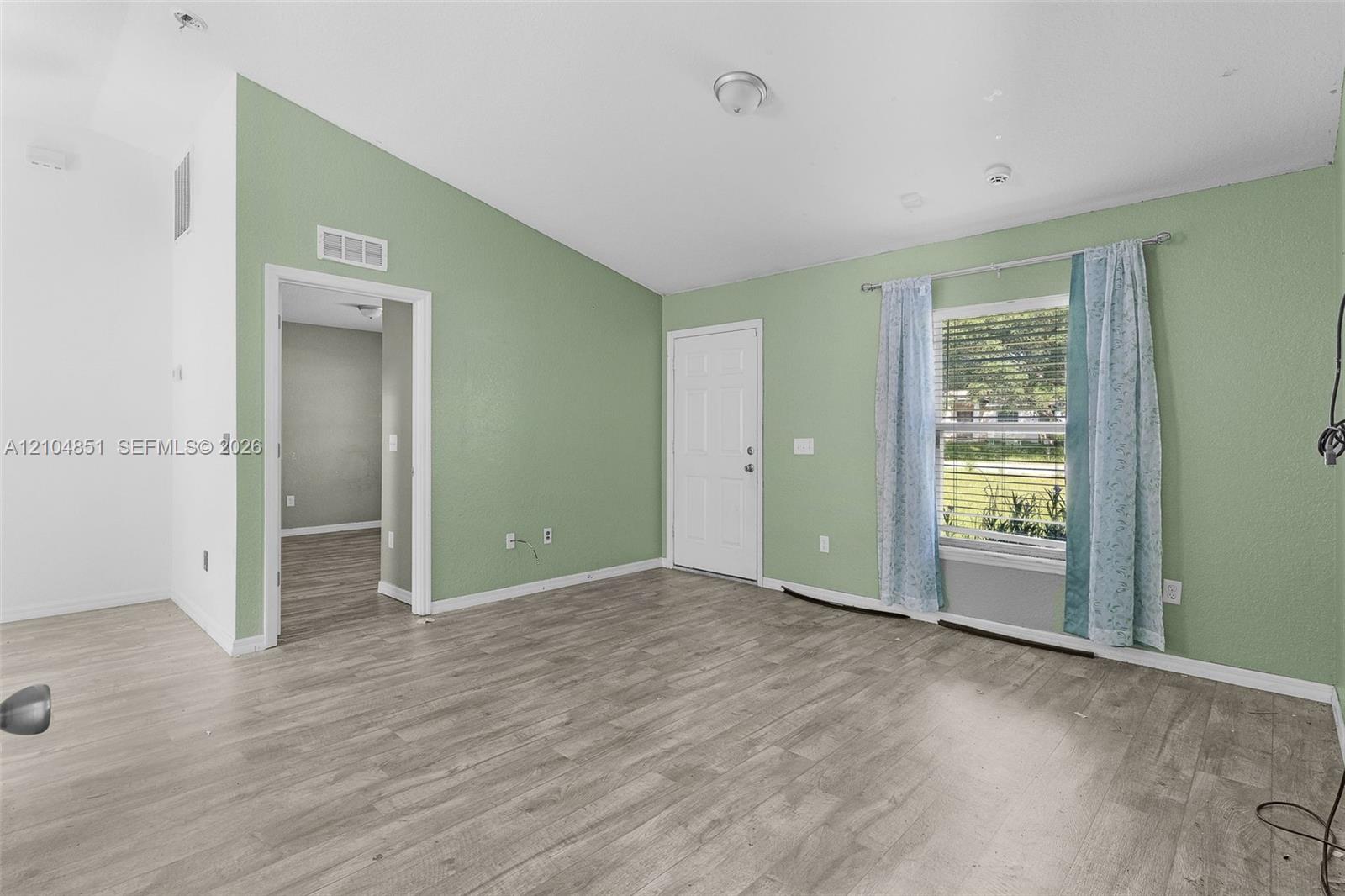 41 3 / 2  sq. ft. $ 2026-10-12 0 foto