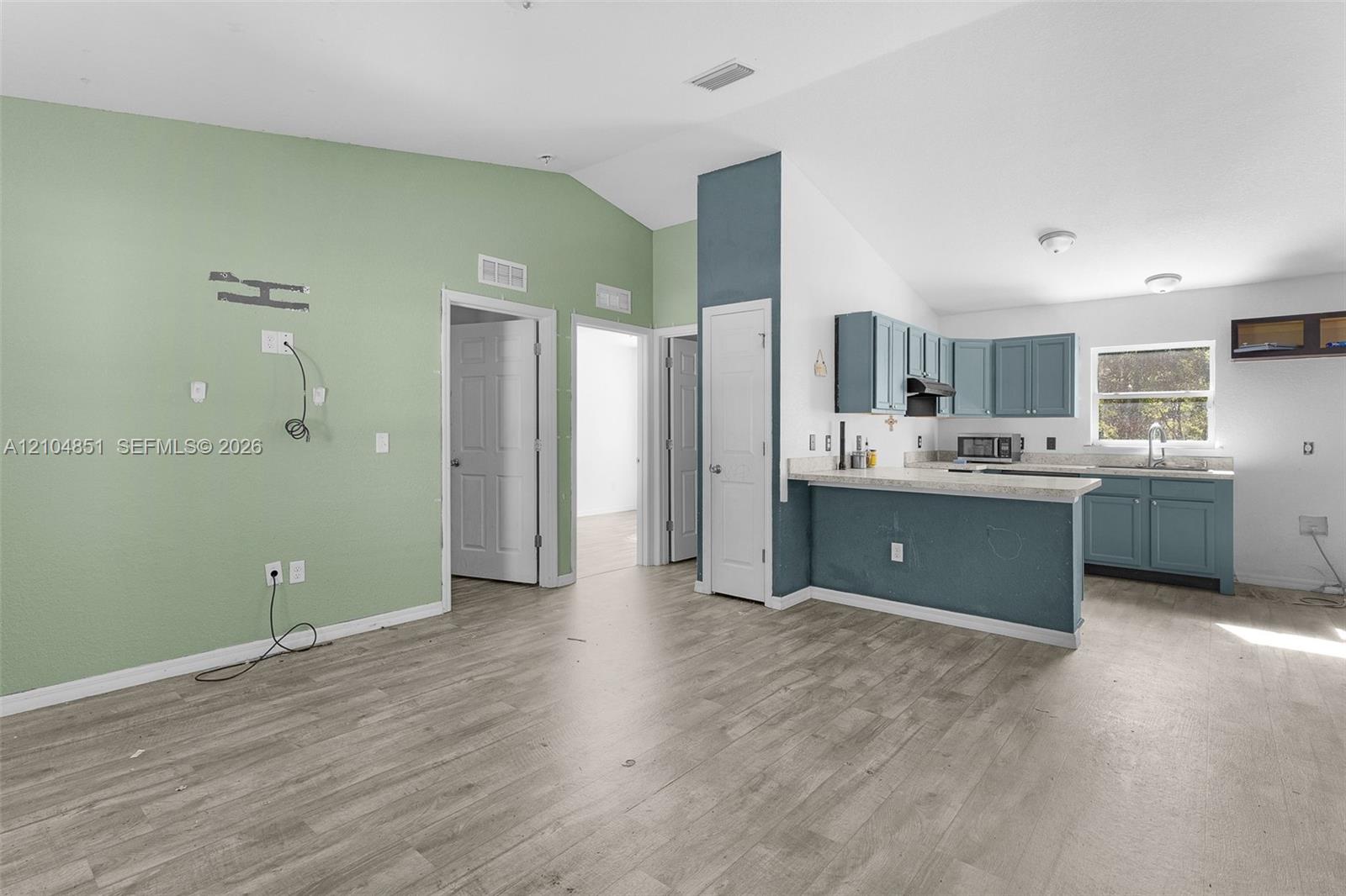 41 3 / 2  sq. ft. $ 2026-10-12 0 foto
