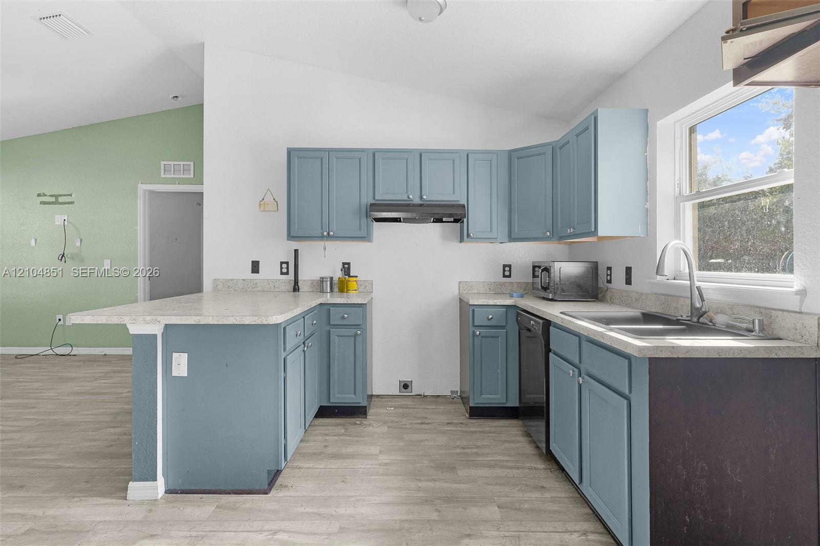 41 3 / 2  sq. ft. $ 2026-10-12 0 foto