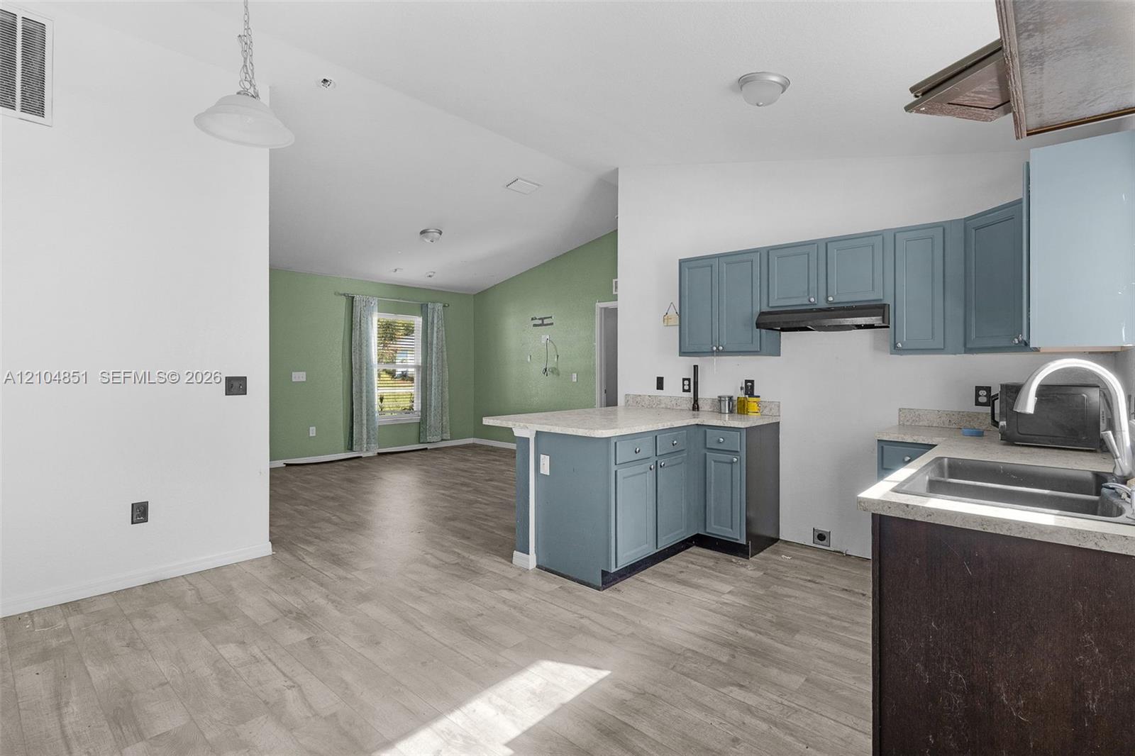 41 3 / 2  sq. ft. $ 2026-10-12 0 foto