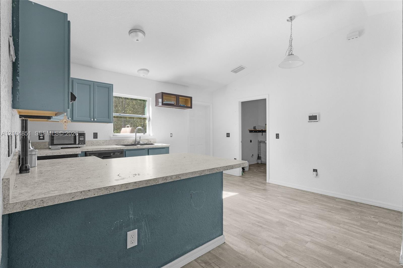 41 3 / 2  sq. ft. $ 2026-10-12 0 foto