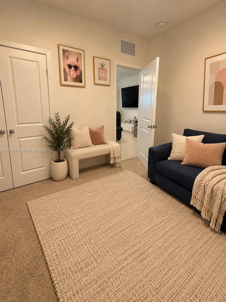 249 3 / 3 1376 sq. ft. $ 2026-10-12 0 foto