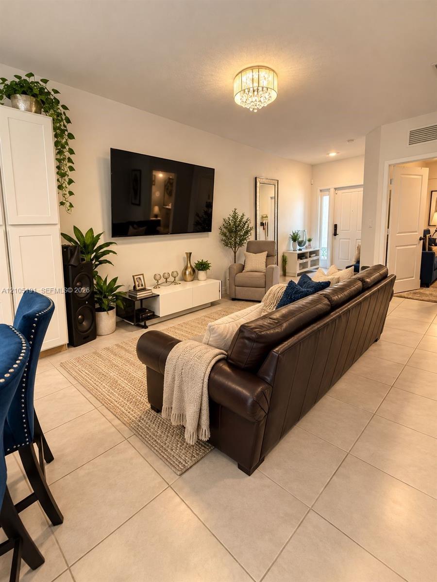 249 3 / 3 1376 sq. ft. $ 2026-10-12 0 foto