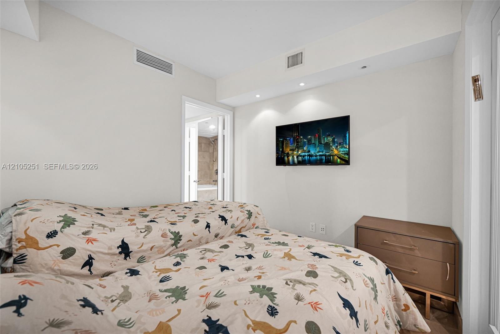 706 2 / 1 1086 кв.футов $ 2026-10-12 0 Фото