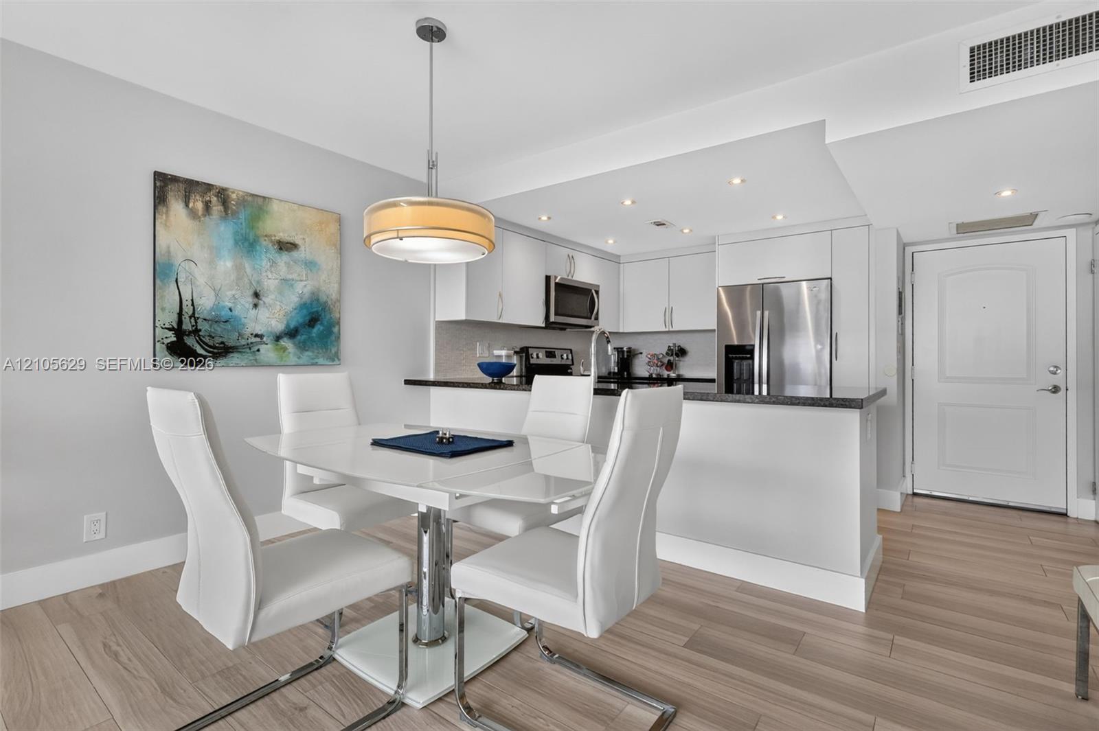 Ver detalles 710 1 / 2 991 sq. ft. $ 2026-10-13 0 foto