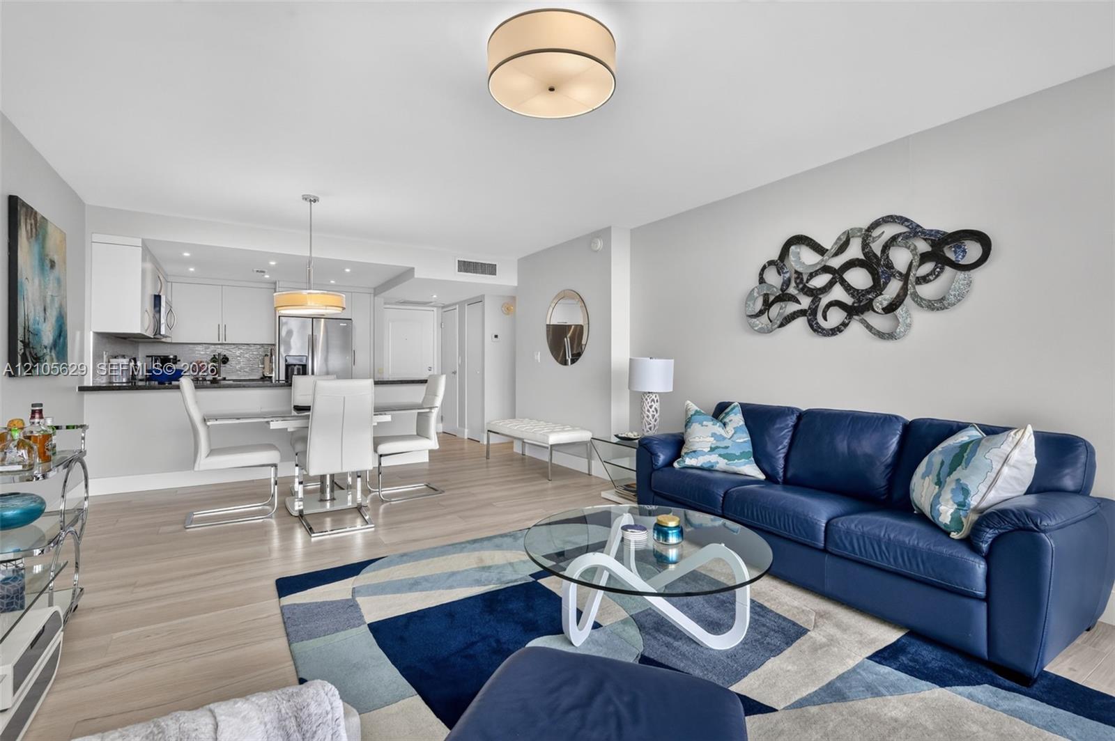 Ver detalles 710 1 / 2 991 sq. ft. $ 2026-10-13 0 foto