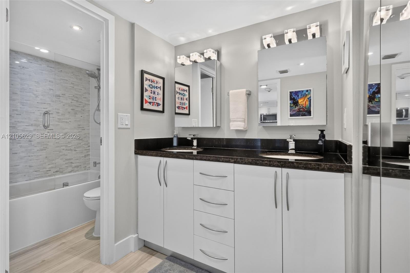 Ver detalles 710 1 / 2 991 sq. ft. $ 2026-10-13 0 foto