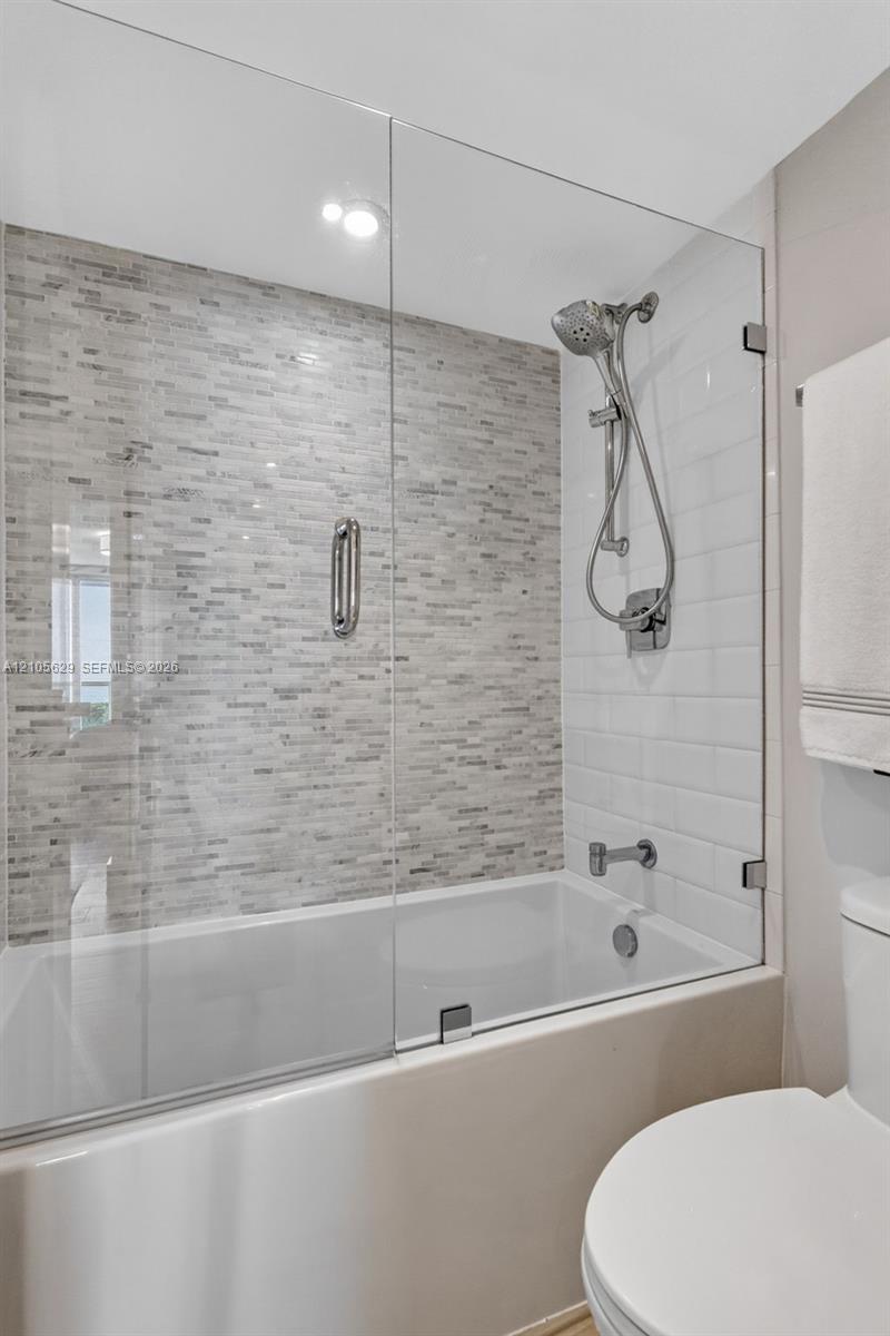 Ver detalles 710 1 / 2 991 sq. ft. $ 2026-10-13 0 foto