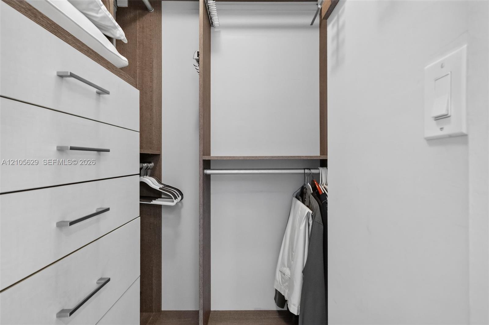 Ver detalles 710 1 / 2 991 sq. ft. $ 2026-10-13 0 foto