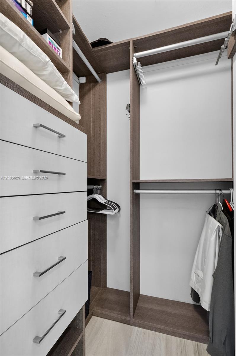 Ver detalles 710 1 / 2 991 sq. ft. $ 2026-10-13 0 foto