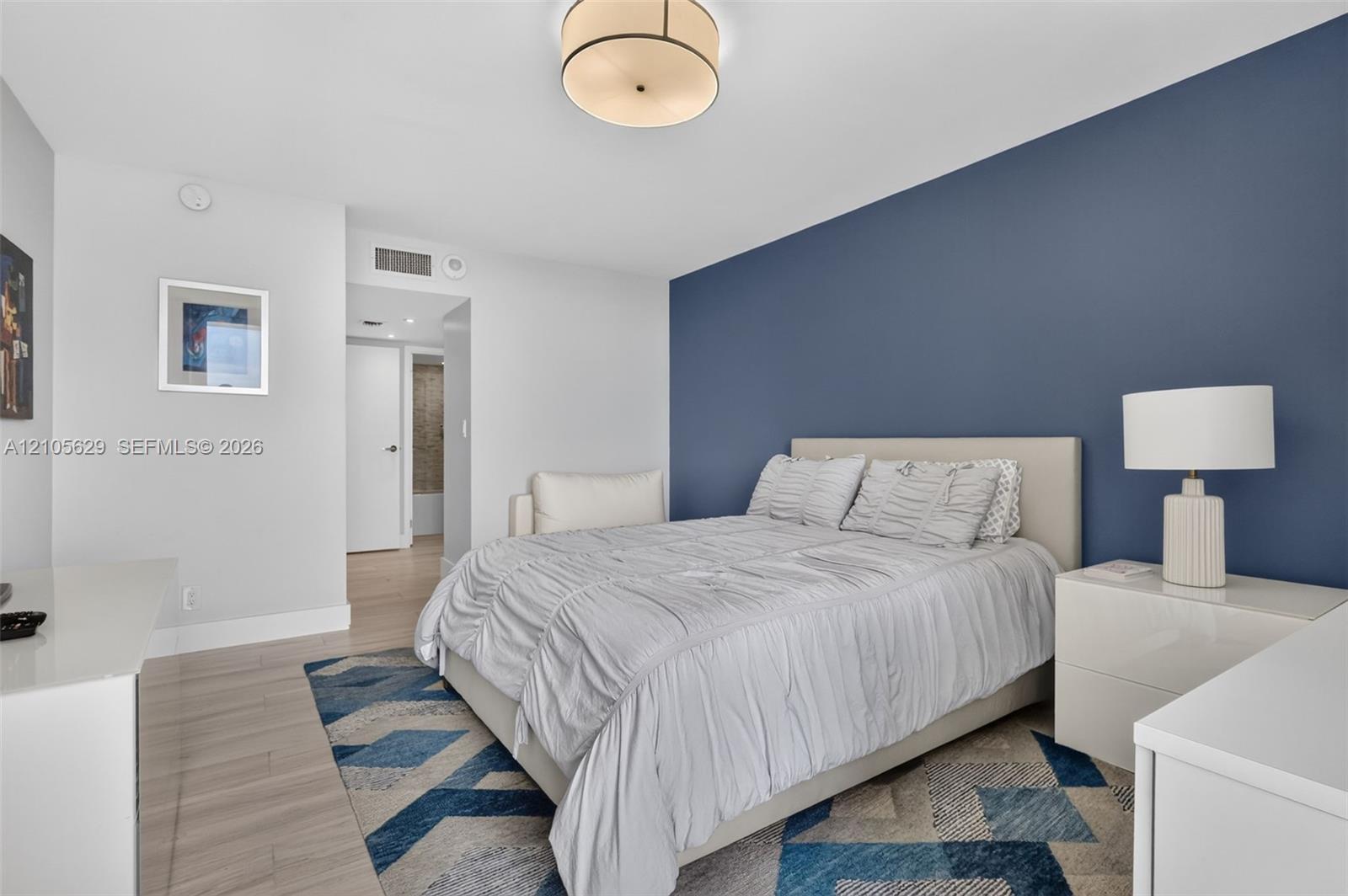 Ver detalles 710 1 / 2 991 sq. ft. $ 2026-10-13 0 foto