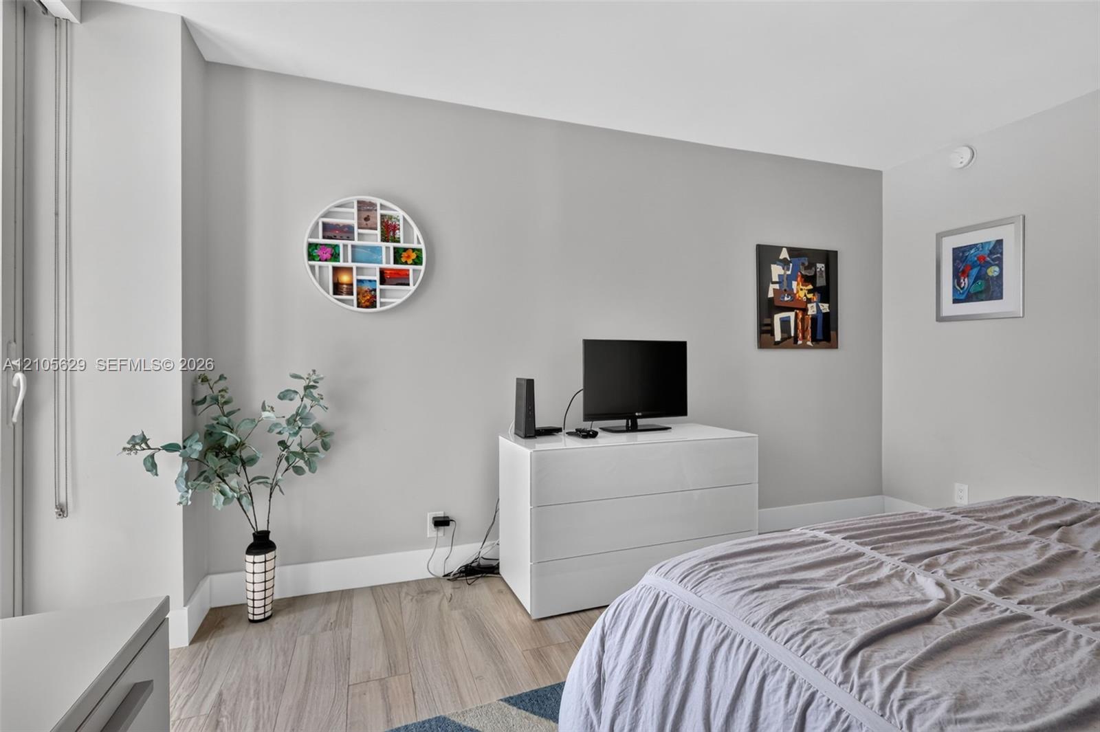 Ver detalles 710 1 / 2 991 sq. ft. $ 2026-10-13 0 foto