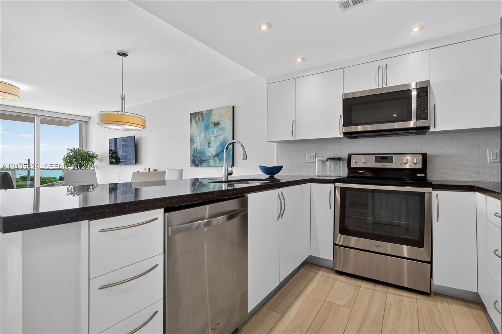 Ver detalles 710 1 / 2 991 sq. ft. $ 2026-10-13 0 foto