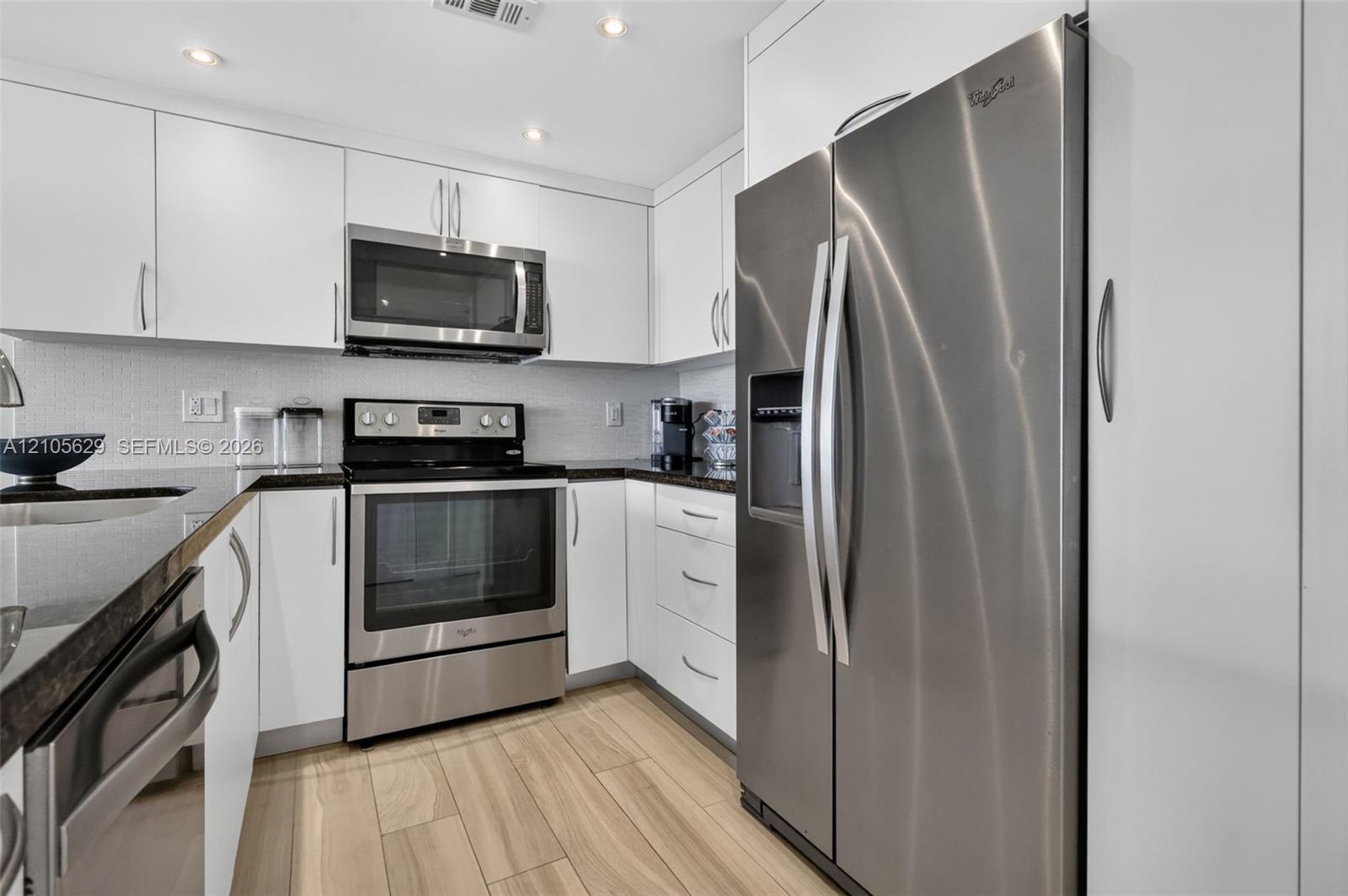 Ver detalles 710 1 / 2 991 sq. ft. $ 2026-10-13 0 foto