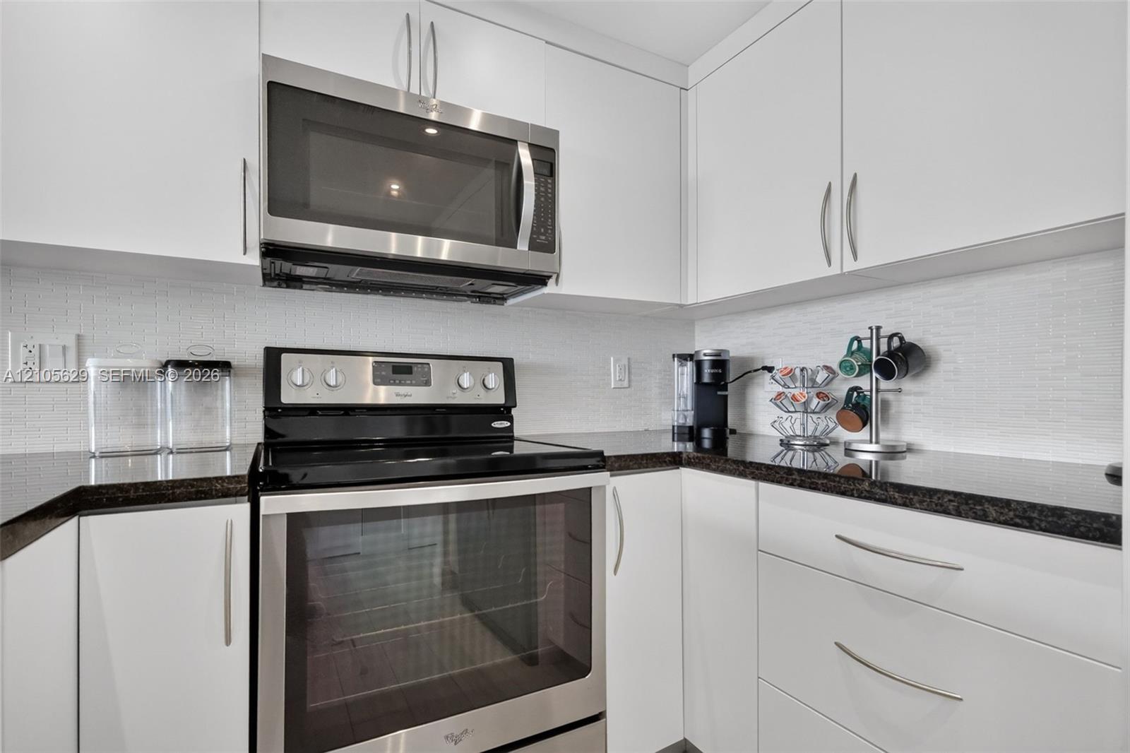 Ver detalles 710 1 / 2 991 sq. ft. $ 2026-10-13 0 foto