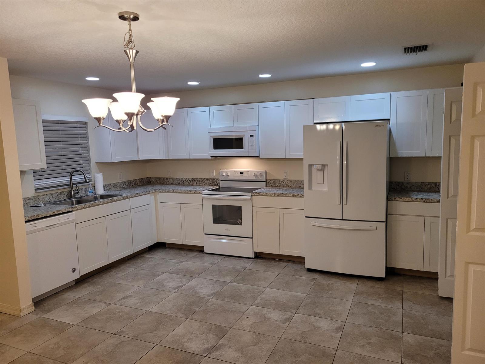 Ver detalles A+B / 0 2378 sq. ft. $ 2026-10-14 0 foto