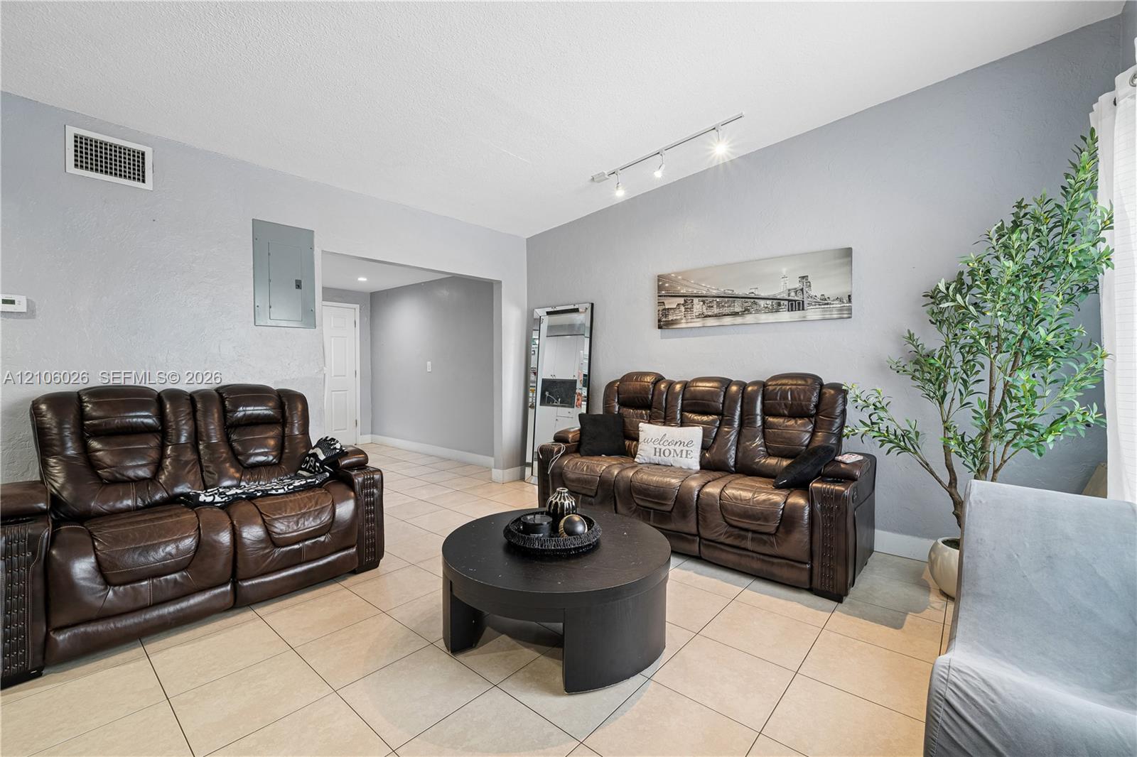   /  1728 sq. ft. $ 2026-10-13 0 foto