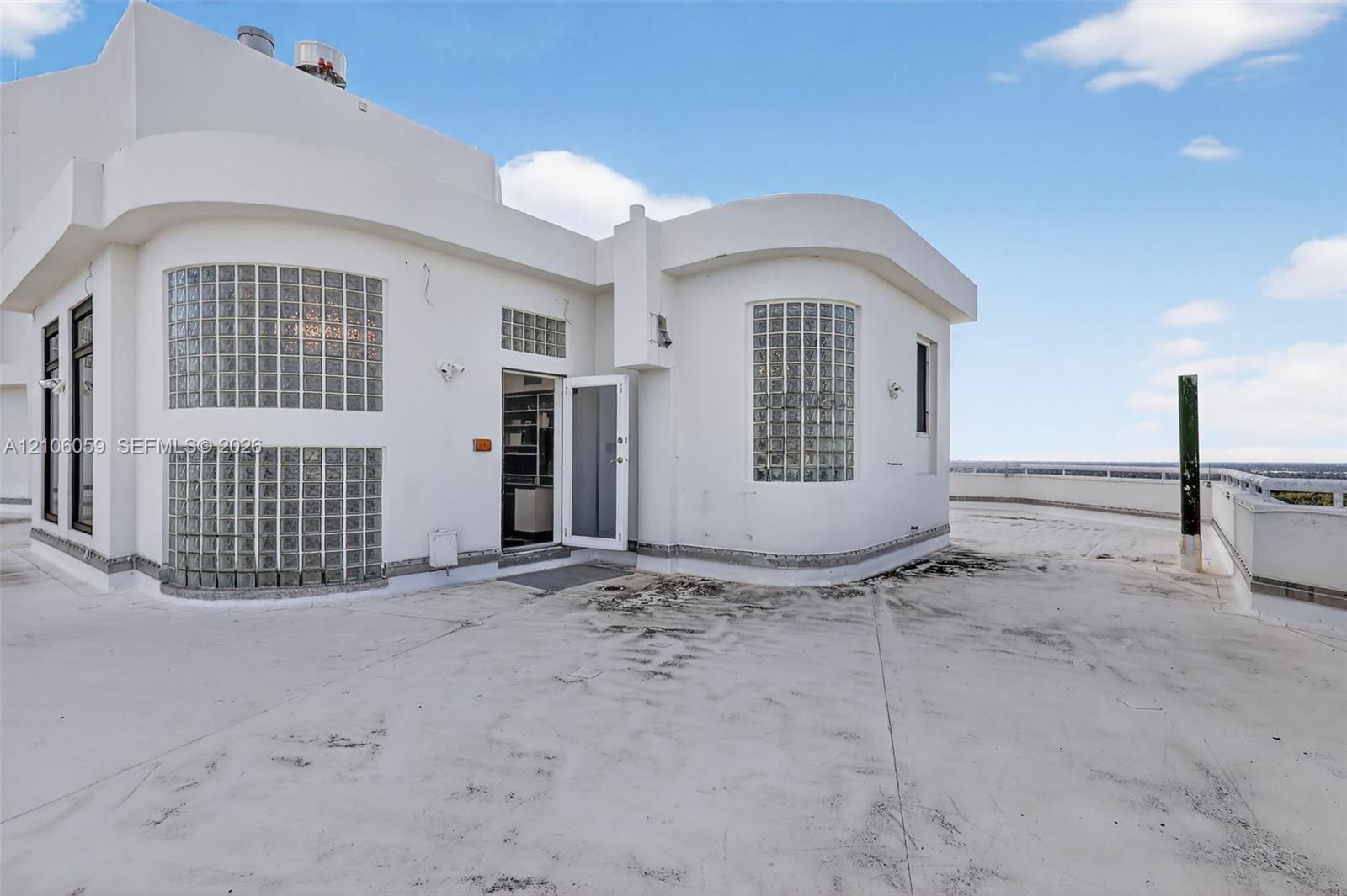 Ver detalles PH9 3 / 3 1880 sq. ft. $ 2026-10-13 0 foto