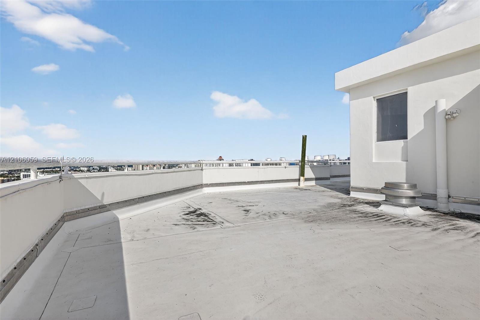 Ver detalles PH9 3 / 3 1880 sq. ft. $ 2026-10-13 0 foto