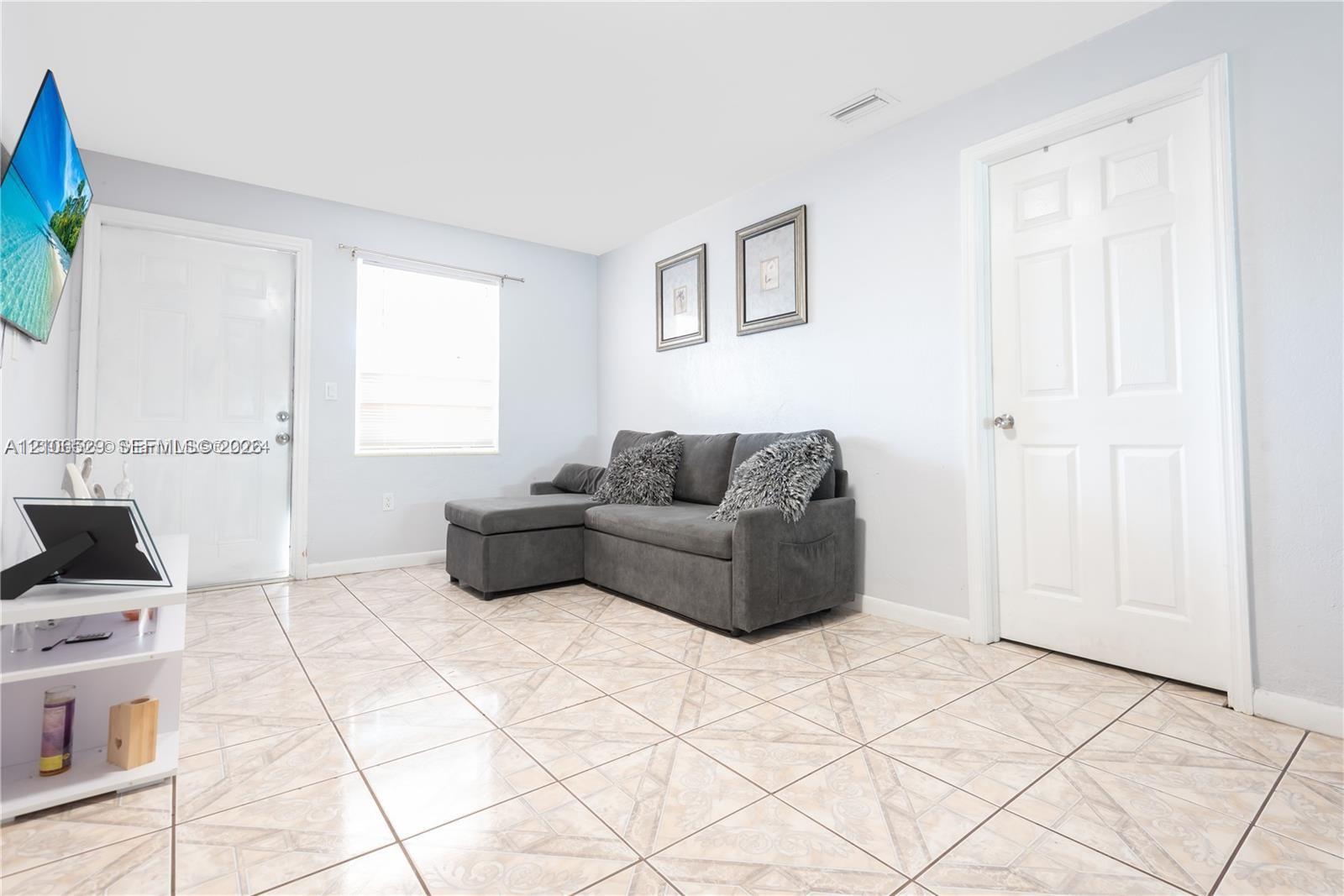   /  2079 sq. ft. $ 2026-10-14 0 foto
